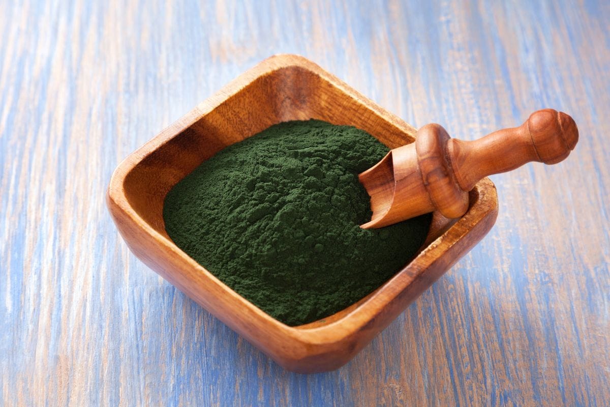 Veja o que acontece com sua pressão alta quando você toma Spirulina 1 Quem tem pressão alta pode tomar spirulina.