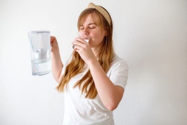 Sede excessiva: o que pode ser, quando se preocupar e o que fazer 2 Beber agua.