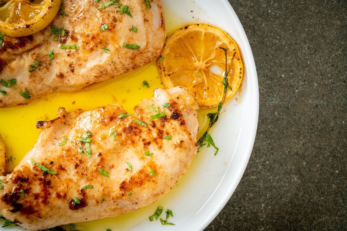 Frango ao molho de laranja com quinoa: uma receita irresistível, saudável e fácil de preparar 1 Frango ao molho de laranja com quinoa.